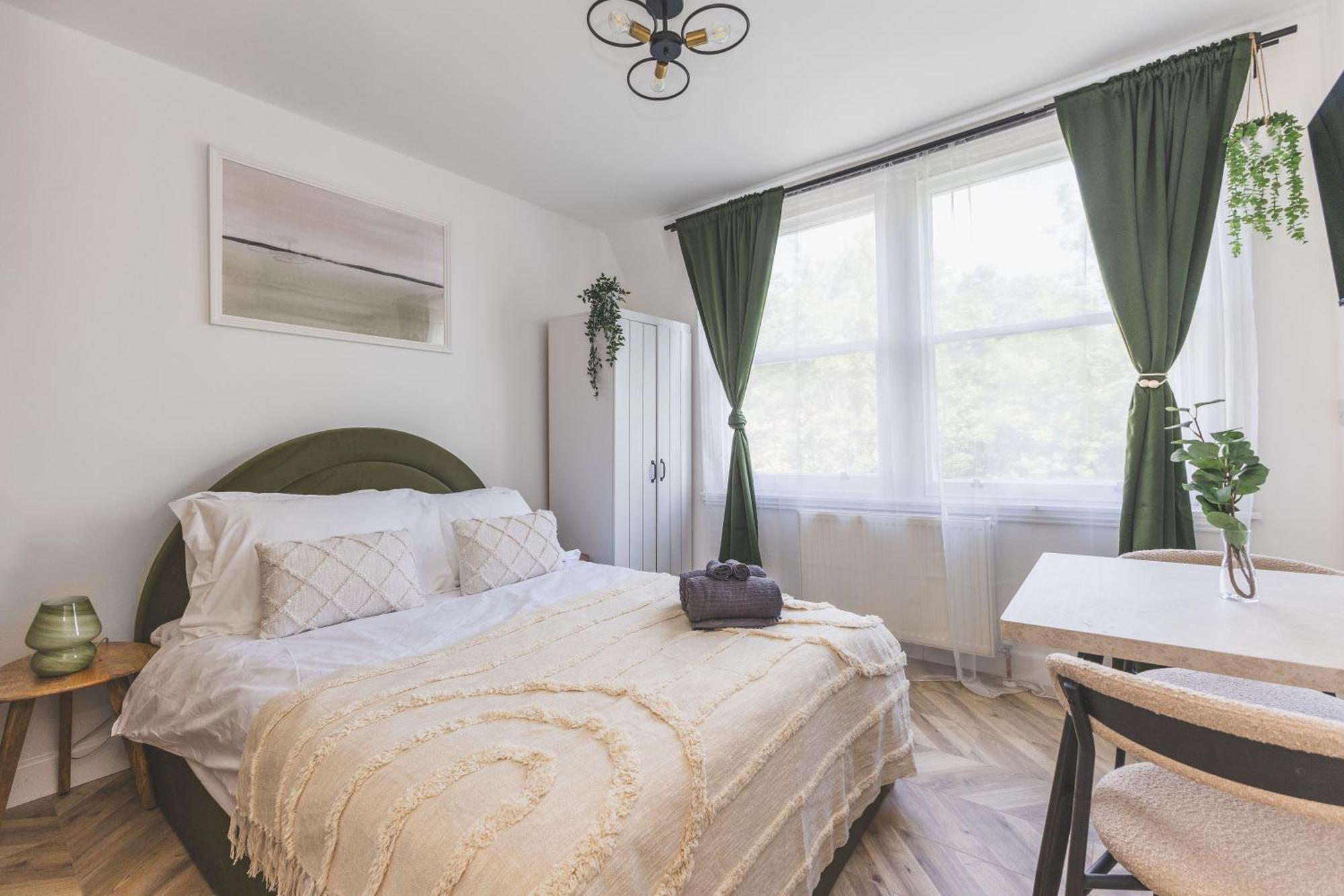 Stunning Serviced Great Location - Perfect For Corporate,contractors And Leisure Clients *